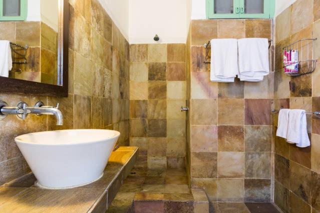 G 49 Bed & Breakfast New Delhi Bagian luar foto