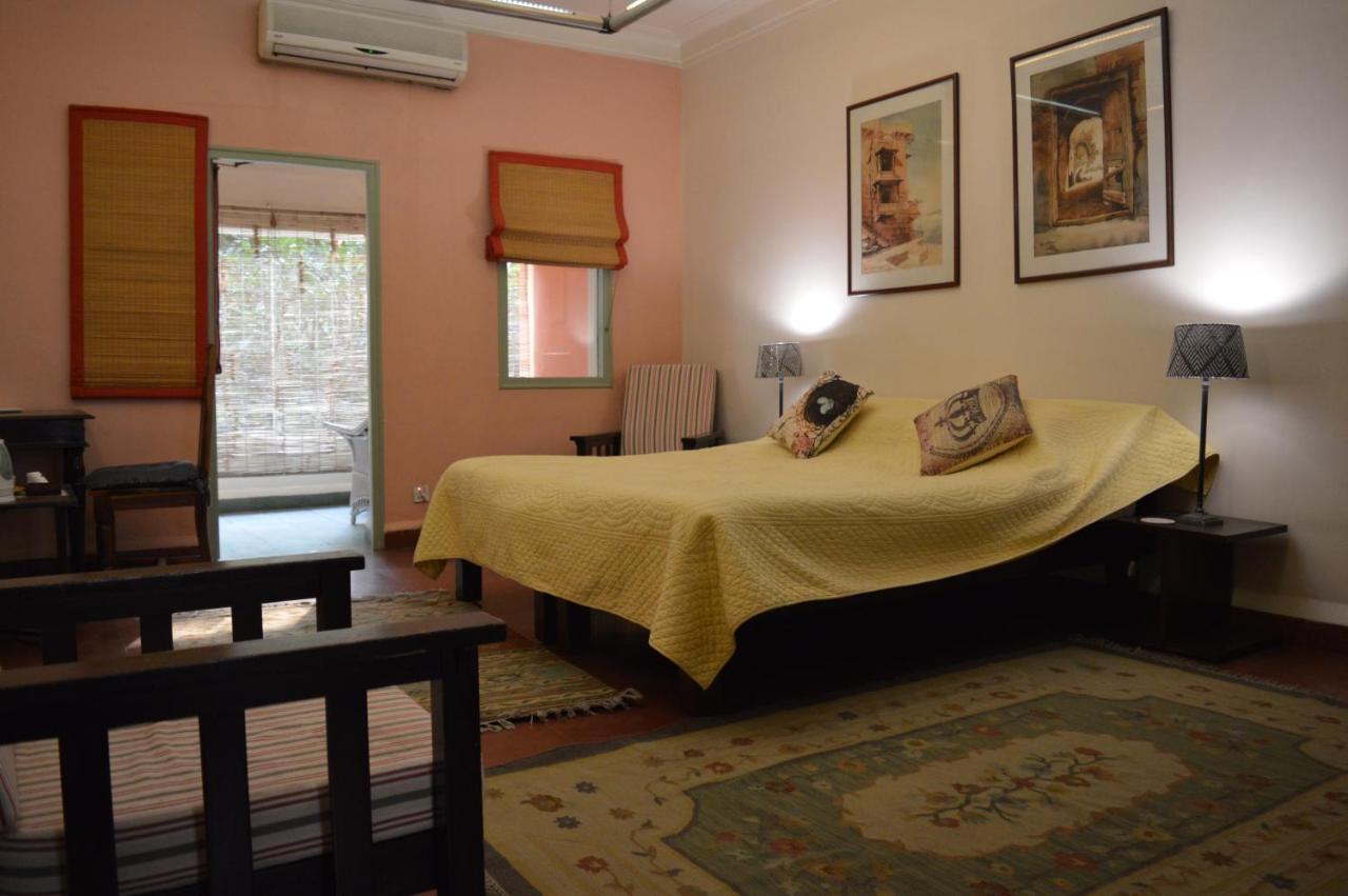G 49 Bed & Breakfast New Delhi Bagian luar foto
